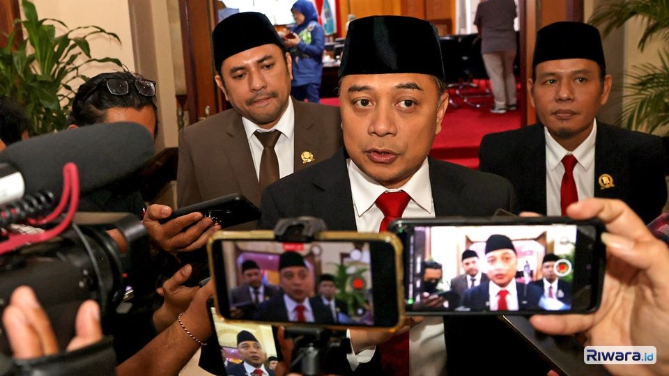 Wali Kota Surabaya Eri Cahyadi didampingi pimpinan DPRD memberikan keterangan pers usai Rapat Paripurna